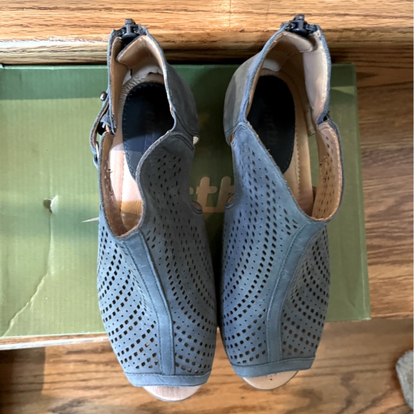 Earth Origins Peep-Toe Booties Size 6.5 Wide - Picture 2 of 7